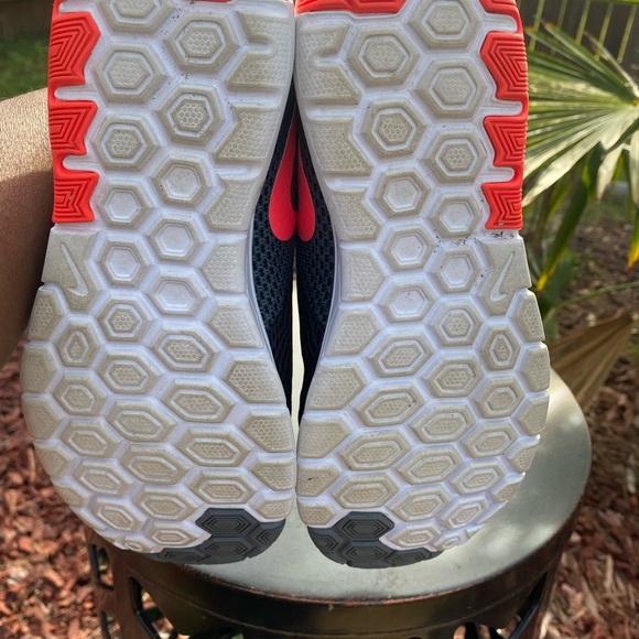 Women Nikes sz 6 - Picture 5 of 6